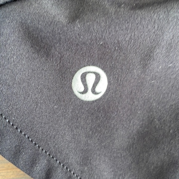 Worn 1x Lululemon size 8 Black 2.5” Speed Up LR worn 1x - Picture 4 of 7